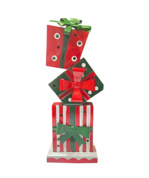 Scultura natalizia di pacchi regalo impilati rosso, verde e bianco