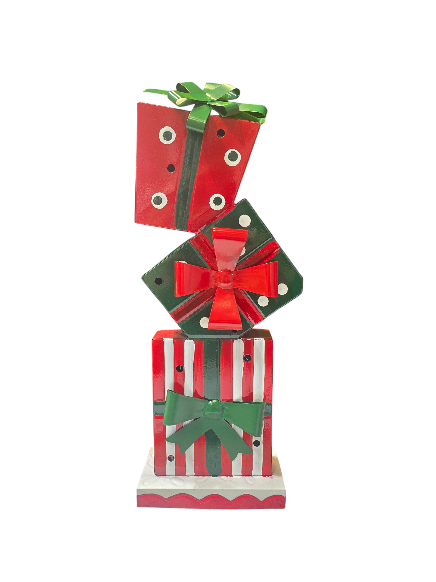 Scultura natalizia di pacchi regalo impilati rosso, verde e bianco