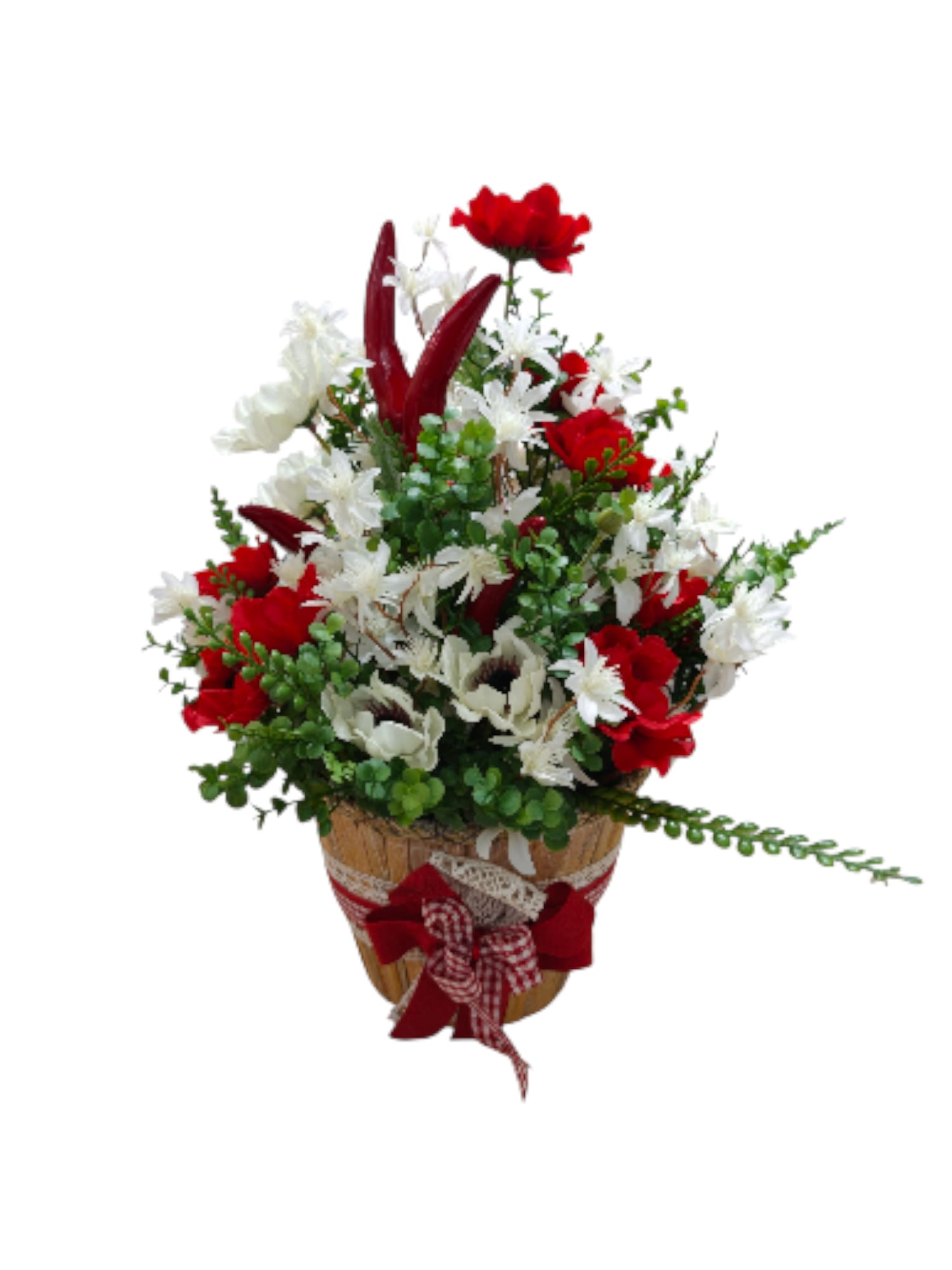 Cesto con peperoncini artificiali rossi, fiori bianchi e rossi e verde ornamentale