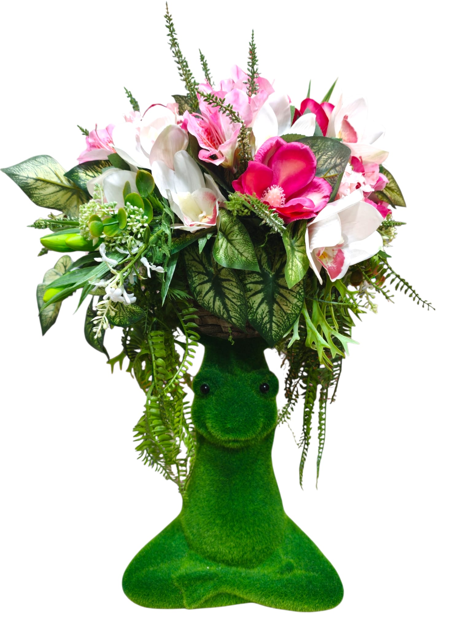 Rana verde decorativa con composizione artificiale di fiori rosa e bianchi e fogliame