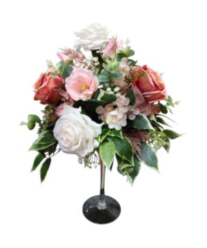 Rose artificiali bianche e rosa in coppa Martini con foglie verdi e piccoli fiori decorativi