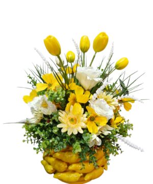 Composizione artificiale con tulipani gialli, fiori bianchi e verde in vaso con peperoncini gialli