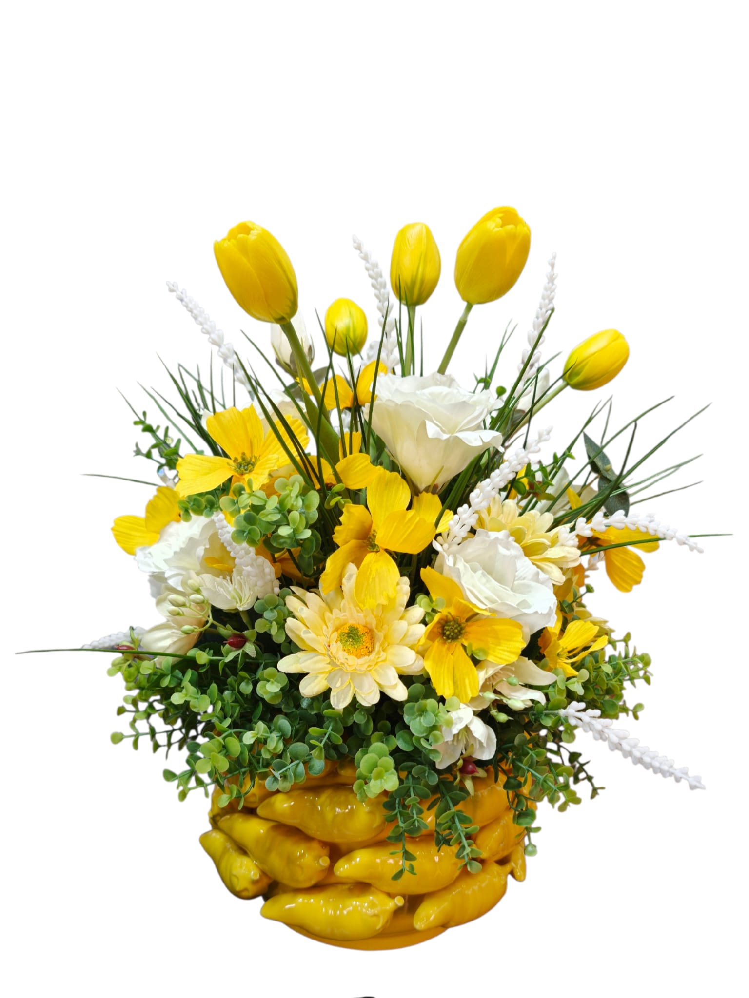 Composizione artificiale con tulipani gialli, fiori bianchi e verde in vaso con peperoncini gialli