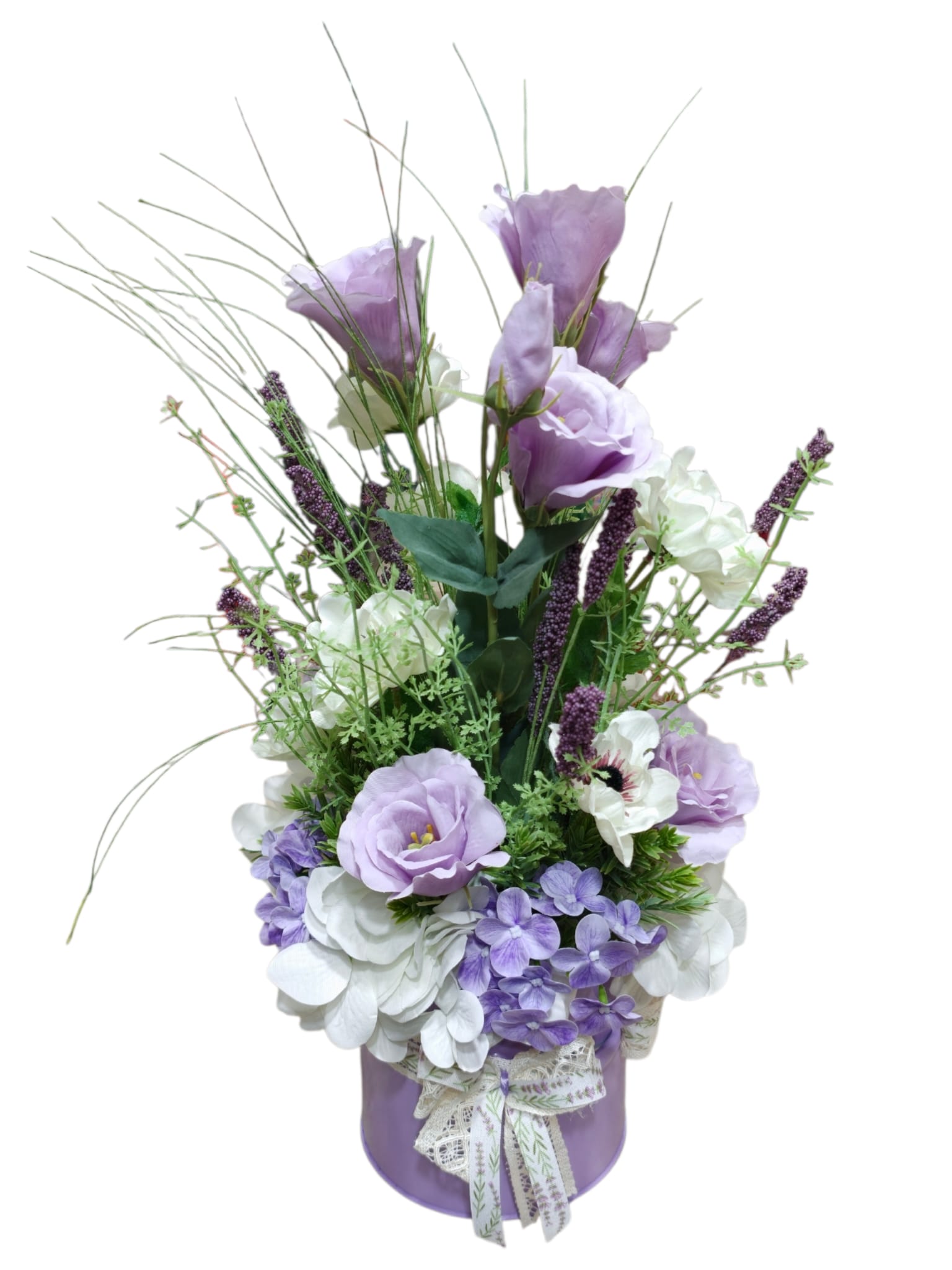 Composizione floreale artificiale bianca e lilla con edera in vaso lilla decorato con fiocco