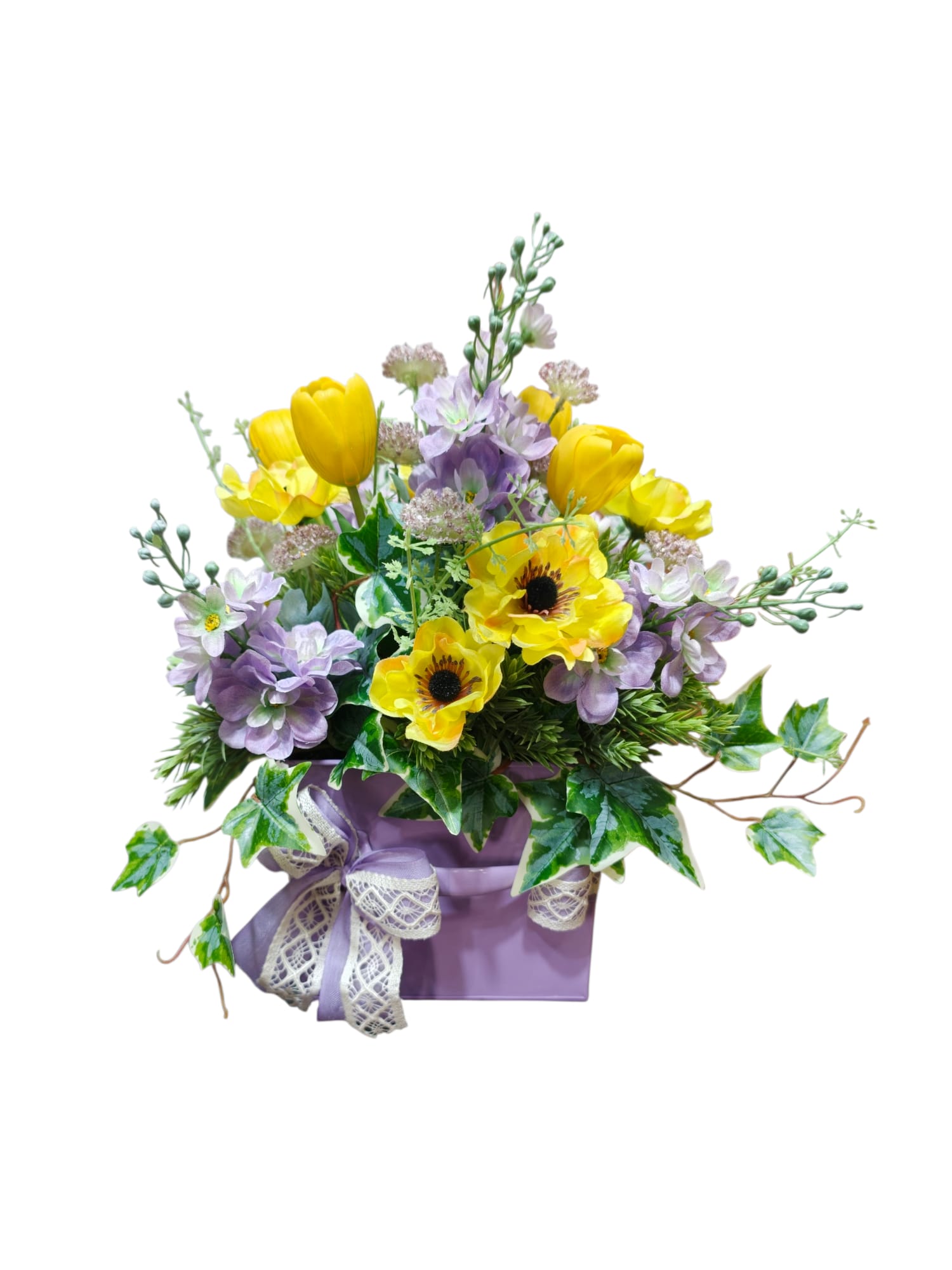 Cubo floreale artificiale con tulipani gialli, fiori lilla ed edera in contenitore lilla con fiocco